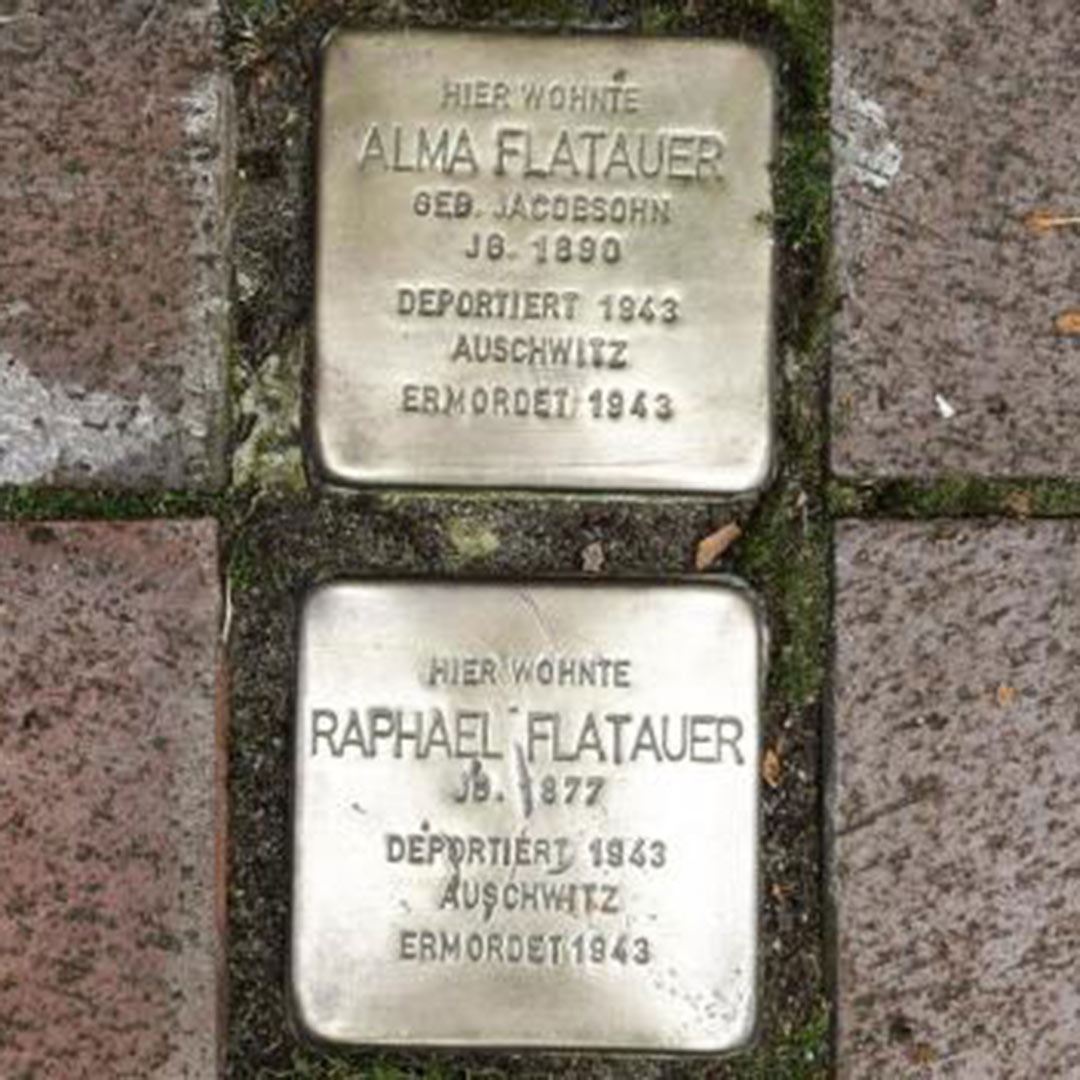 Die Stolpersteine in der Herderstraße 22 von Alma Flatauer und Raphael Flatauer