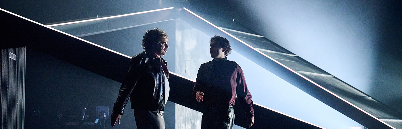 "Sankt Falstaff": Atmosph&auml;risches Bild im Halbdunkeln mit den zwei Figuren Harri und John