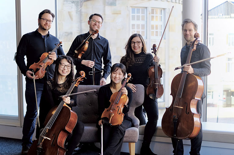 Sechs Musiker:innen mit Ihren Streichinstrumenten im Oberen Foyer des Theater Osnabr&uuml;ck