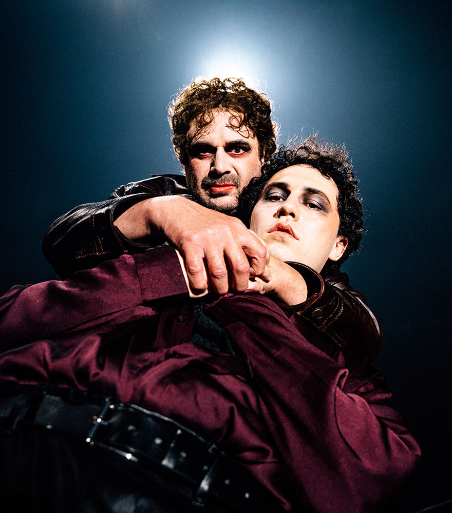 Vorab-Foto zum Schauspiel Sankt Falstaff: John und Harri umarmen sich und schauen nach unten in die Kamera